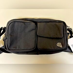 Lululemon multi-pocket crossbody 2.5L